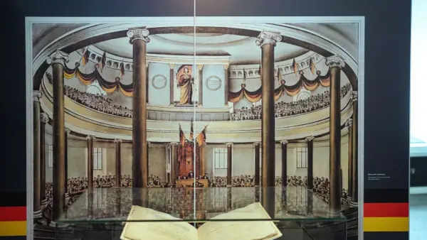 Blick in die Paulskirche, wo 1849 die Paulskirchenverfassung verabschiedet wurde. Viele Menschen verfolgen die Debatten.